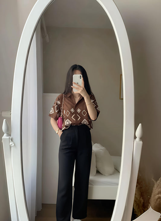 Brown Geometric Print Short-Sleeve Blouse with High-Waist Black Trousers Chic Outfit